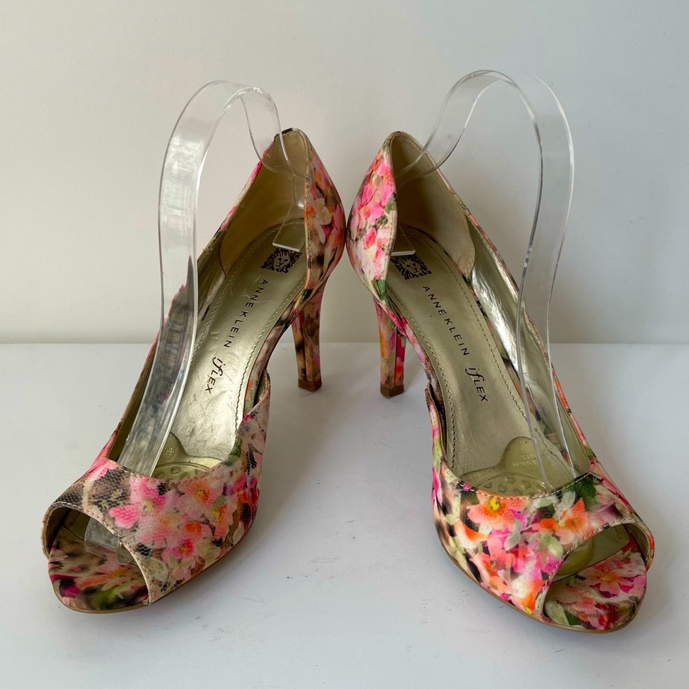 Anne Klein iFlex Akoctavie floral print round peep toe open side 2" heels; 8.5M